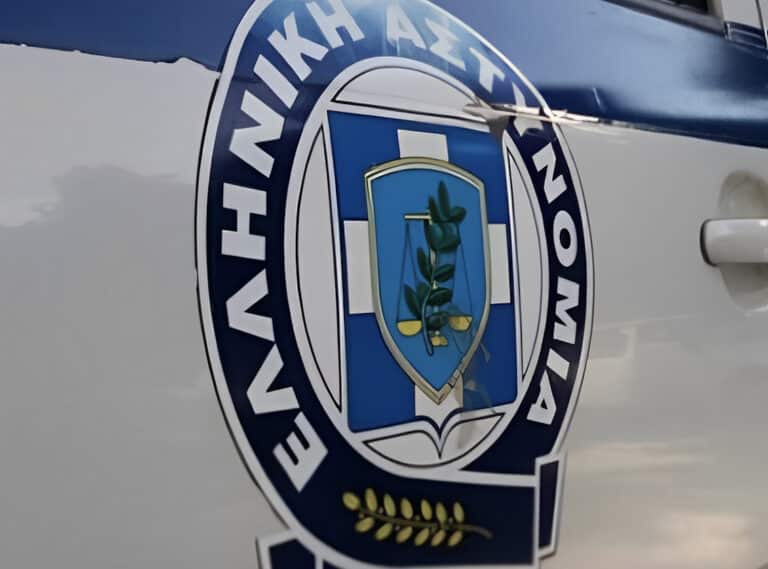 Με χειροπέδες γνωστός επιχειρηματίας με κοκαΐνn, 300.000 εupώ και όπλα
