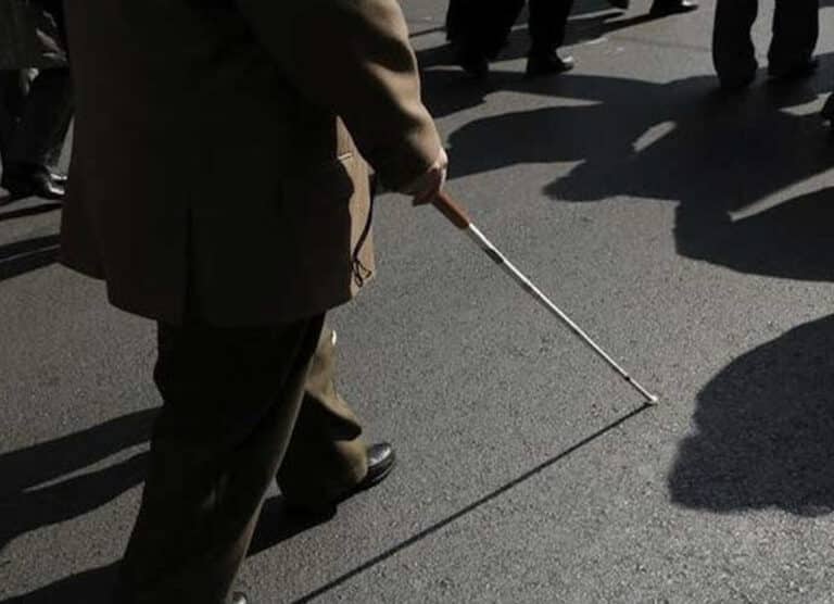Έκαναν έξωση σε τυφλό μέσα στο Πάσχα – Του έδωσαν 200 ευpώ για να πάει σε ξενώνα
