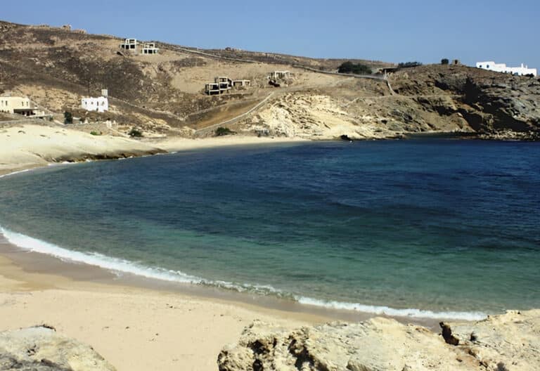 Θρίλερ στη Μύκονο: Νεκρός άνδρας στην παραλία