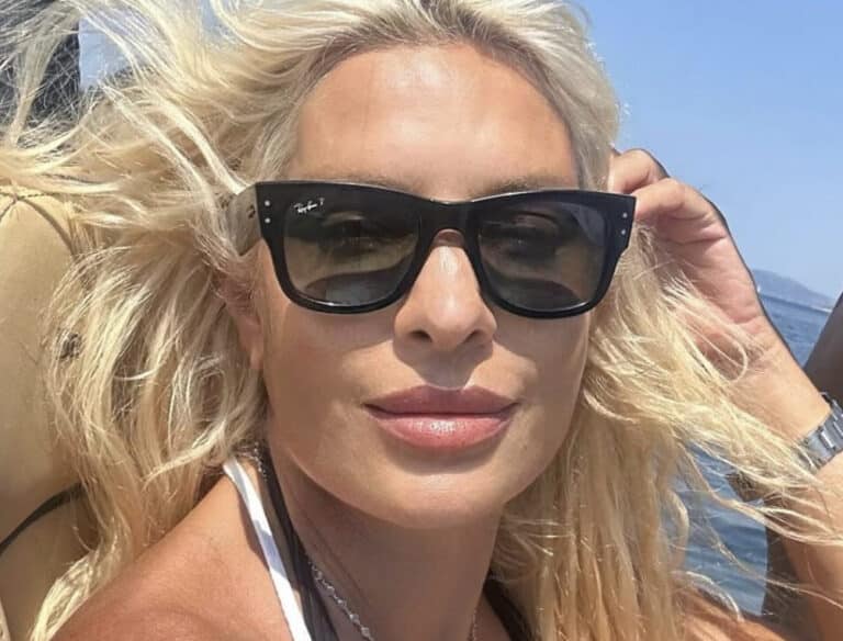 ΚΟΥΚΛΑ Έλενη Μενεγάκη λίγο πριν τα 60 με μαγιο. Καβαλάει το ποδήλατο και