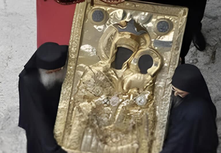 Σοκ Μην τολμήσεις να με πάρεις από τη θέση μου γιατί το αίμα σου θα χυθεί στη μαρμάρινη κολώνα και ή μπότα σου με το πιστόλι σου θα μείνουν στο μάρμαρο της Εκκλησίας