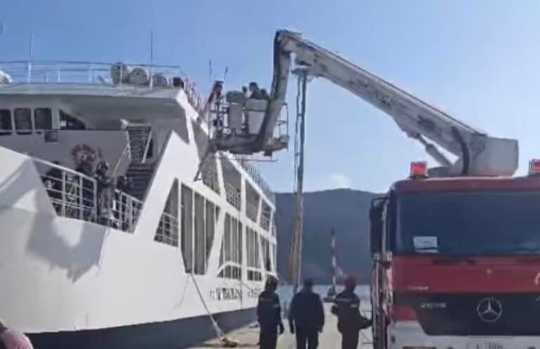 Έσπασε ο καταπέλτης πλοίου – Με βραχιονοφόρο όχημα της Πυροσβεστικής αποβιβάστηκαν οι επιβάτες