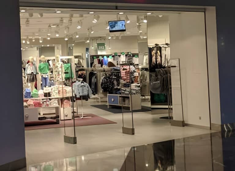 Ανακαλούνται παιδικά ρούχα πασίγνωστης εταιρίας – Οι σοβαροί κίνδυνοι που μπορεί να κρύβουν