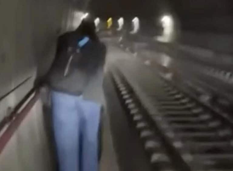 Δεκάδες επιβάτες εγκλωβίστηκαν στο Μετρό Αθήνας – Περπατούσαν δίπλα στις γραμμές στο τούνελ