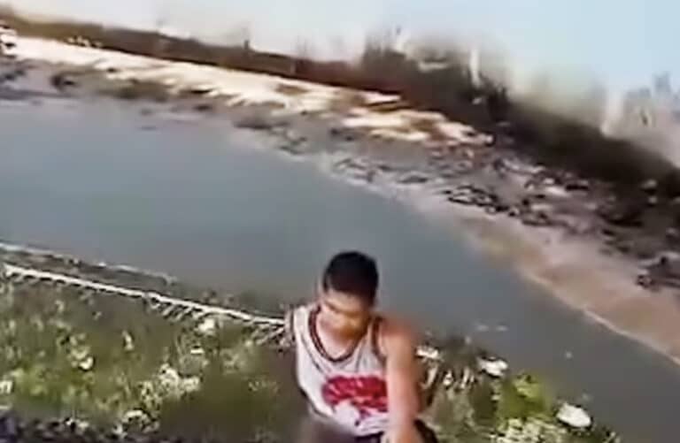 Τουρίστας μπήκε σε κλουβί κροκόδειλου, νομίζοντας ότι είναι άγαλμα, για να βγάλει selfie και δέχτηκε επίθεση