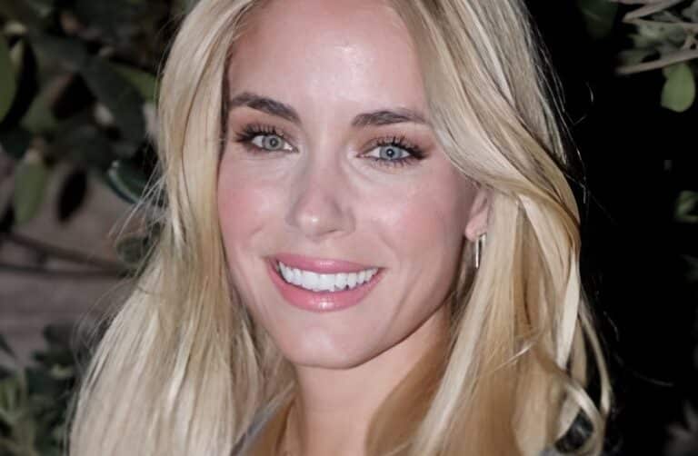 Η Δούκισσα Νομικού με λευκή Celia Kritharioti τουαλέτα στο κόκκινο χαλί του Φεστιβάλ Καννών