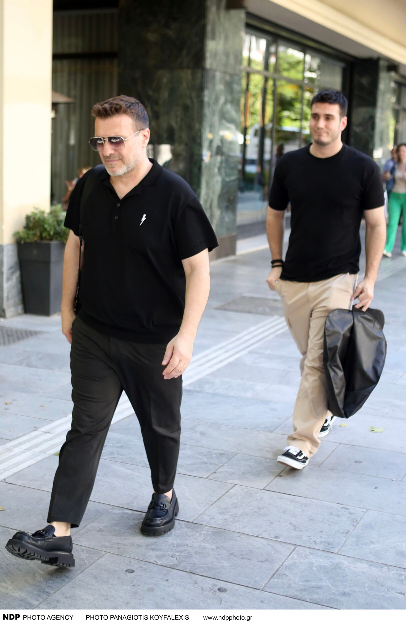 Όλοι κοιτούσαν τα παπούτσια του – Σπάνια εμφάνιση του Γιάννη Πλούταρχου στο κέντρο της Αθήνας μαζί με τον γιο του 2 5390 gianis ploytarxos giorgos kakoseos 2252025.jpeg scaled