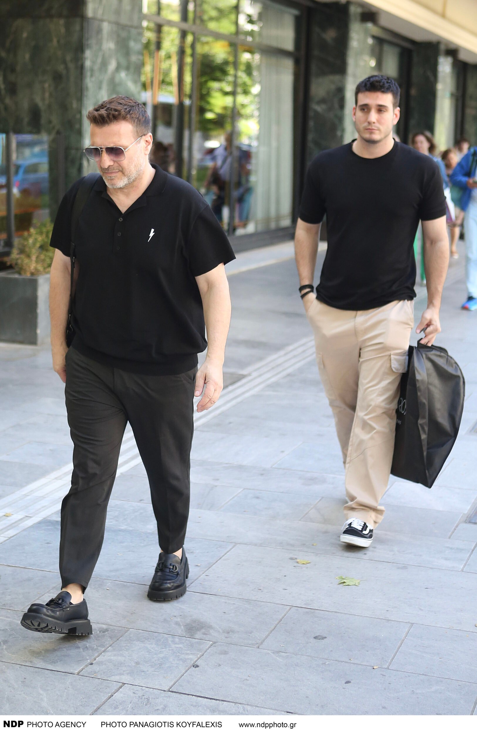 Όλοι κοιτούσαν τα παπούτσια του – Σπάνια εμφάνιση του Γιάννη Πλούταρχου στο κέντρο της Αθήνας μαζί με τον γιο του 4 5393 gianis ploytarxos giorgos kakoseos 2252025.jpeg scaled