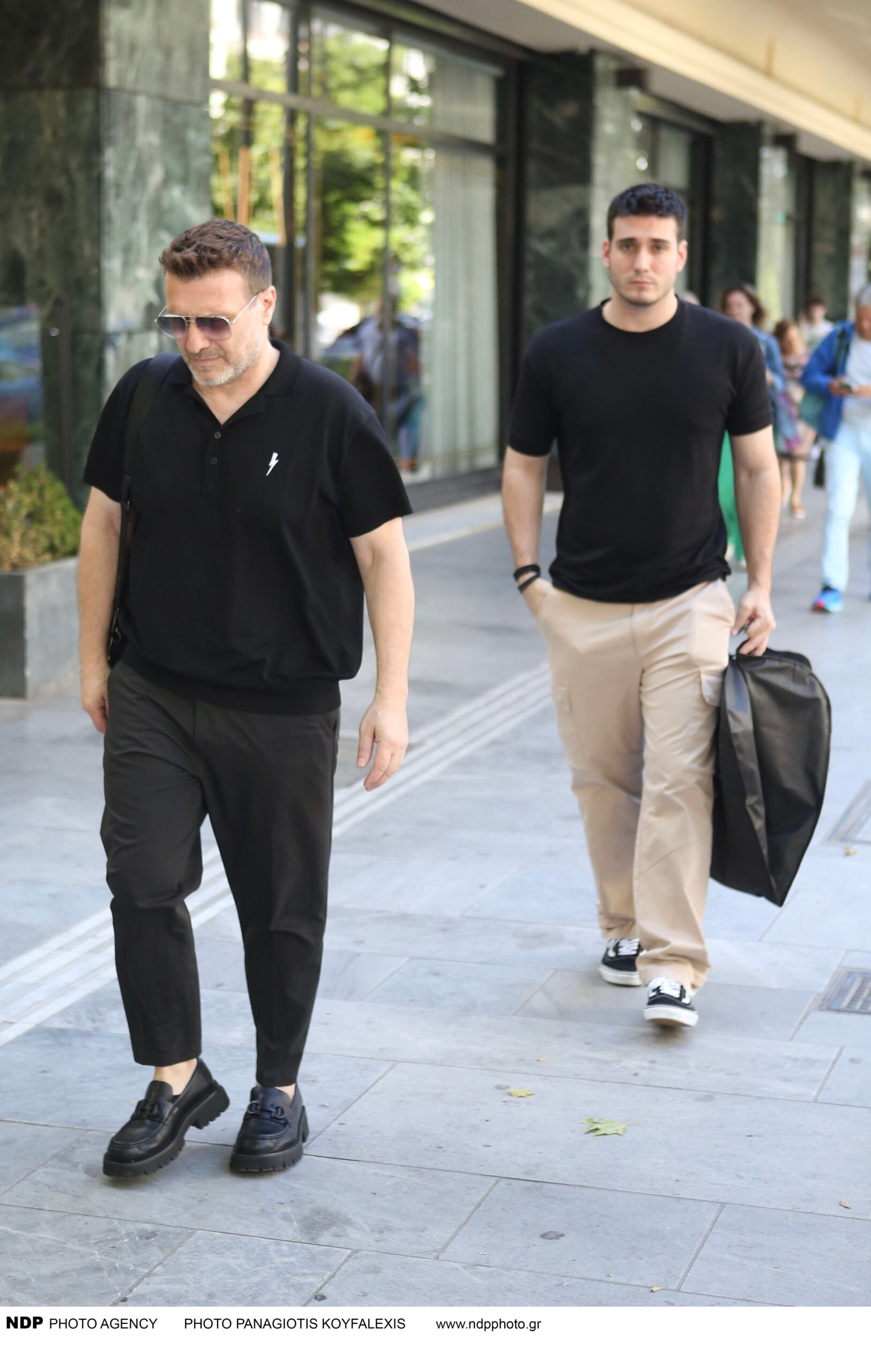 Όλοι κοιτούσαν τα παπούτσια του – Σπάνια εμφάνιση του Γιάννη Πλούταρχου στο κέντρο της Αθήνας μαζί με τον γιο του 9 5402 gianis ploytarxos giorgos kakoseos 2252025.jpeg scaled