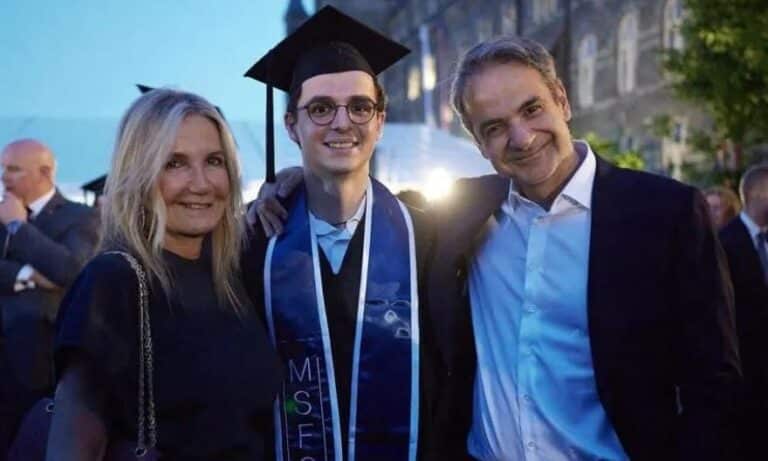 Περήφανοι γονείς Κυριάκος Μητσοτάκης και Μαρέβα στην τελετή αποφοίτησης του γιου τους στις ΗΠΑ