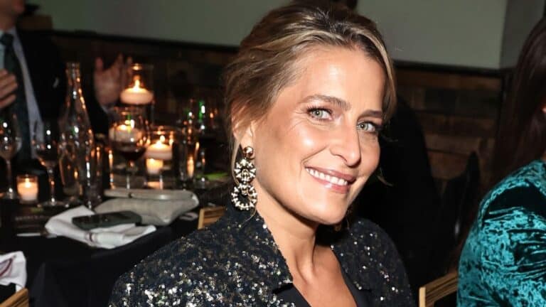 Τατιάνα Μπλάτνικ: Το ανοιξιάτικο ναυτικό στιλ με μαρινιέρα και κόκκινο παντελόνι