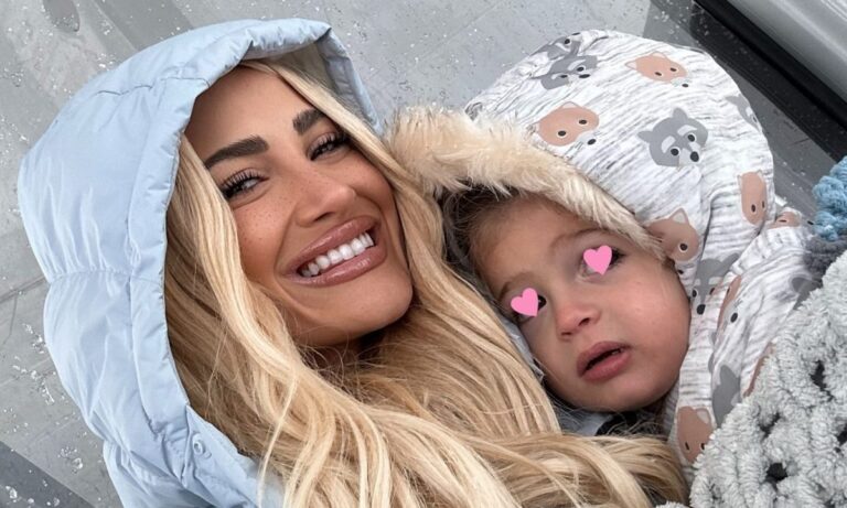 Η φωτογραφία που ανέβασε και κατέβασε η Τούνη με τον γιο της, αγκαλιά με ένα πελώριο ερπετό