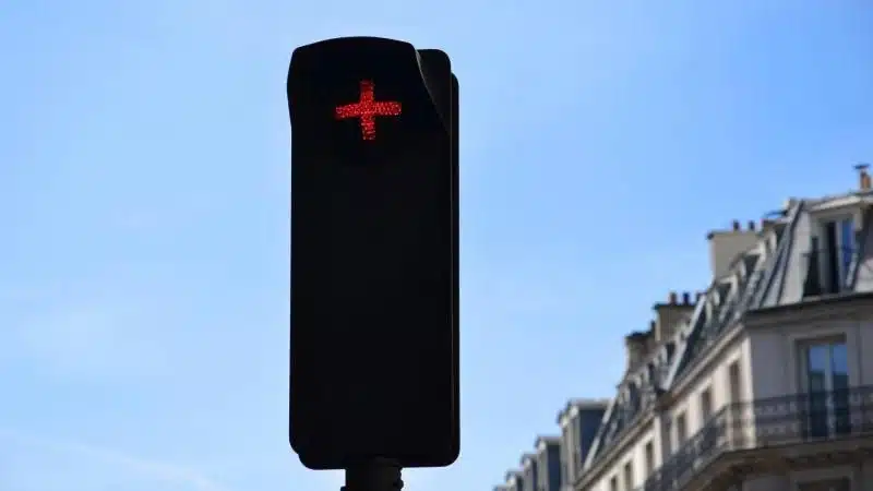 f87f8db1 red cross traffic light 1