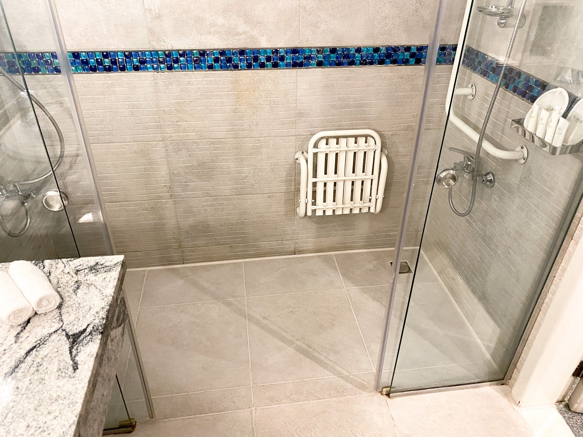 hotel with roll in shower 3