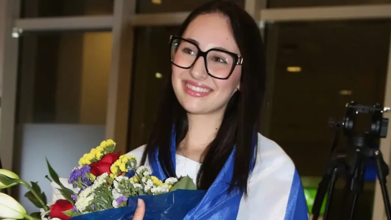 Επέστρεψε θριαμβεύτρια στην Ελλάδα η Κλαυδία – Αποθεώθηκε από τον κόσμο