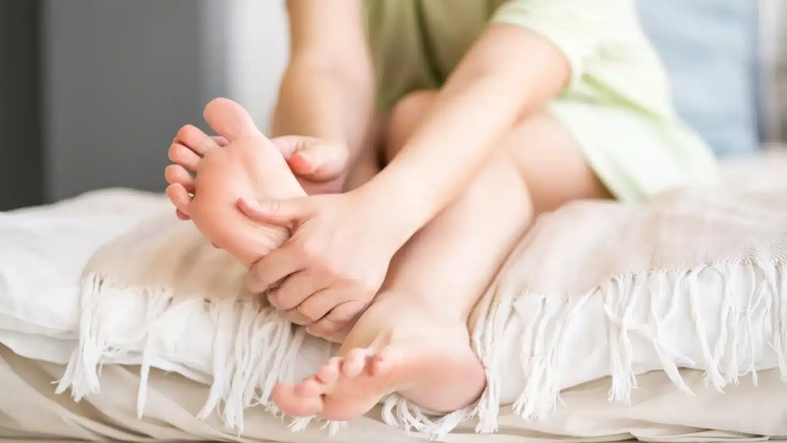 masser les pieds d une femme.jpg 1600x900 1