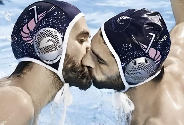 Δύο πολίστες φιλιούνται στο εξώφυλλο γαλλικής εφημερίδας και στένουν μήνυμα εναντίον της ομοφοβίας