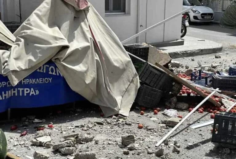 Πανıκός σήμερα το πρωί – Μπαλκόνι έπεσε σε πάγκο λαϊκής