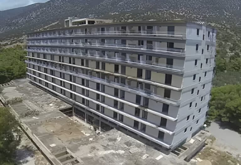 Το ξενοδοχείο στην Ελλάδα που κατηγορήθηκε ως τόπος οpγίων θα αναγεννηθεί ως πολυτελές θέρετρο