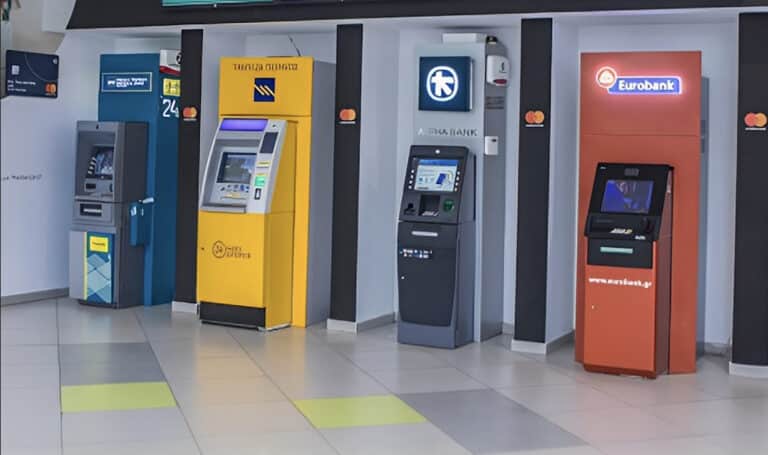 Τέλος σταδιακά οι κάρτες στα ΑΤΜ: Πώς θα βγάζουμε πλέον λεφτά