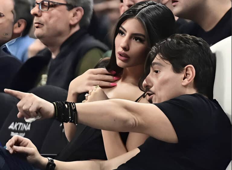 Λουστρίνι γόβα, ροζ πεντικιούρ, μαύρος κορσές και βάψιμο… για πίστα: Όλοι σήμερα μιλάνε για το πως πήγε στο ΟΑΚΑ η κόρη του Γιαννακόπουλου