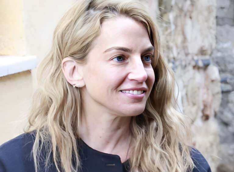 Χρυσή Βαρδινογιάννη: Η ανοιξιάτικη εμφάνιση με αέρινη πουκαμίσα και λινό παντελόνι