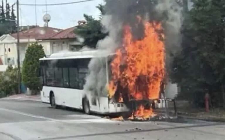Λεωφορείο του ΚΤΕΛ πήρε φωτιά εν κινήσει – Πρόλαβαν να βγουν οι επιβάτες