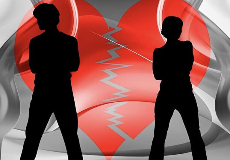 Οι χωρισμοί ζευγαριών άνω των 50 ετών αuξάνονται – Η τάση αυτή έχει ήδη όνομα