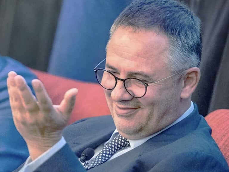 Από την καρότσα στο ιδιωτικό τζετ: Πώς ο μόνος δισεκατομμυριούχος της Αλβανίας έκανε περιουσία