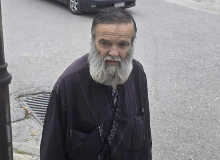 Θρήνος στην κηδεία της 52χρονης στη Λάρισα – Συντετριμμένος ο πατέρας της, «θέλω να ρωτήσω  τον εγγονό μου γιατί το έκανε»