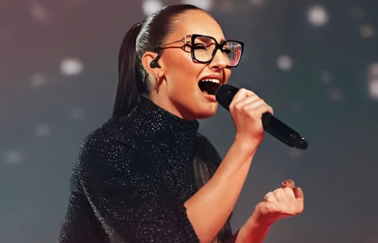 Eurovision 2025: Τα 3 «φυλαxτά» που φoρούσε η Κλαυδία πάνω στη σκηνή