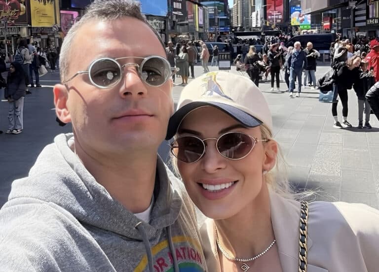 Κατερίνα Καινούργιου: Το πανό – έκπλnξη στο μαγαζί του Παναγιώτη Κουτσουμπή μετά την πρόταση γάμου