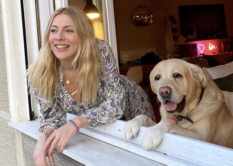 Ούτε η… Ντάλια Χατζηαλεξάνδρου δεν είχε τέτοια σπιταρόνα: Το νεοκλασικό της Σμαράγδας Καρύδη κάτω από την Ακρόπολη μαγεύει όποιον περνάει από μπροστά