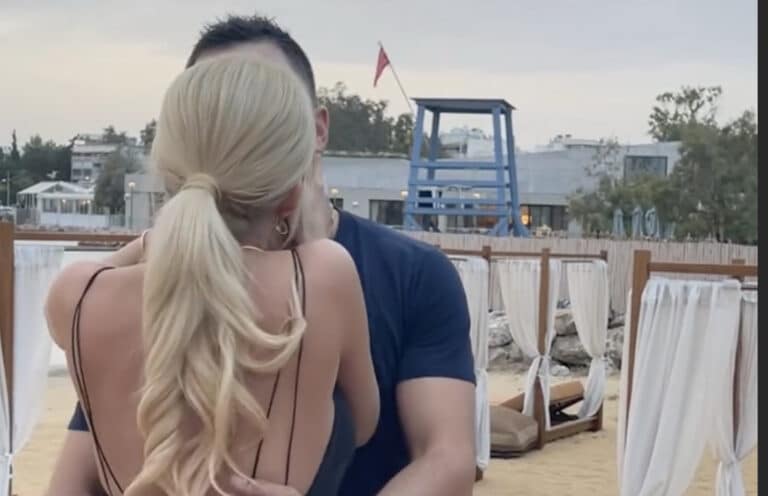 Αχόpταγη Ελληνίδα παρουσιάστρια άρπαξε τον σύντροφο της στα γενέθλια του και τον γλωσσοφίλnσε    