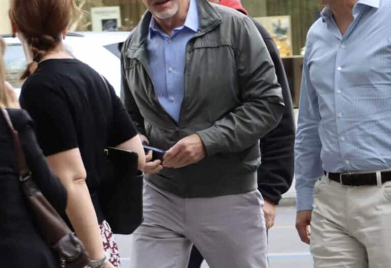 Χαμός στο κέντρο – Η μισή Αθήνα γύρισε να κοιτάξει τον καλοντυμένο, ψηλό γοητευτικό, καραφλό, πασίγνωστο Έλληνα