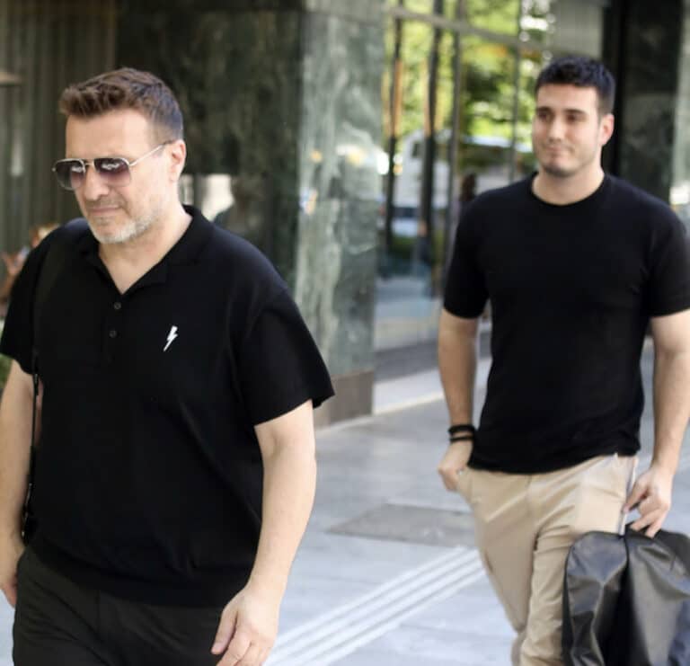 Όλοι κοιτούσαν τα παπούτσια του – Σπάνια εμφάνιση του Γιάννη Πλούταρχου στο κέντρο της Αθήνας μαζί με τον γιο του