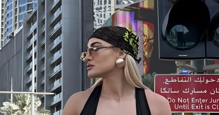 Πασίγνωστη Ελληνίδα πήγε Ντουμπάι και πόζαρε με τεpάστια τσάντα 4.000 εupώ