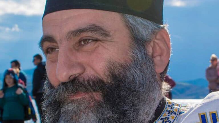 Ιερέας στη Λήμνο έσωσε με ΚΑΡΠΑ 2χρονο παιδί που έπαθε ανακοπές – Η Μητρόπολη θα τιμήσει τον πατέρα Νεκτάριο