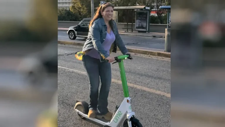H Ζωή Κωνσταντοπούλου έκανε βόλτα με ηλεκτρικό πατίνι στον Πειραιά