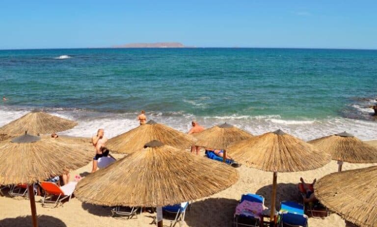 Η Αττική έγινε.. Ντουμπάι: 320 η ξαπλώστρα με κράτηση και dress code