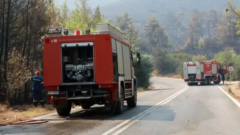 Έκτακτο μεγάλη φωτιά τώρα κοντα σε σπίτια – Συναγερμός στην Πυροσβεστική