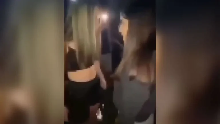 Βίντεο σοκ κάνει τον γύρο του διαδικτύου: Ανńλικη χτυπά συνομήλική της και την αναγκάζει να γονατίσει