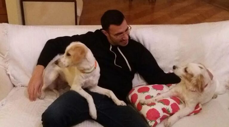 Θλίψη στον δημοσιογραφικό κόσμο: Έφυγε από τη ζωή ένας υπέροχος άνθρωπος που είχε αφιερώσει τη ζωή του στα αδέσποτα