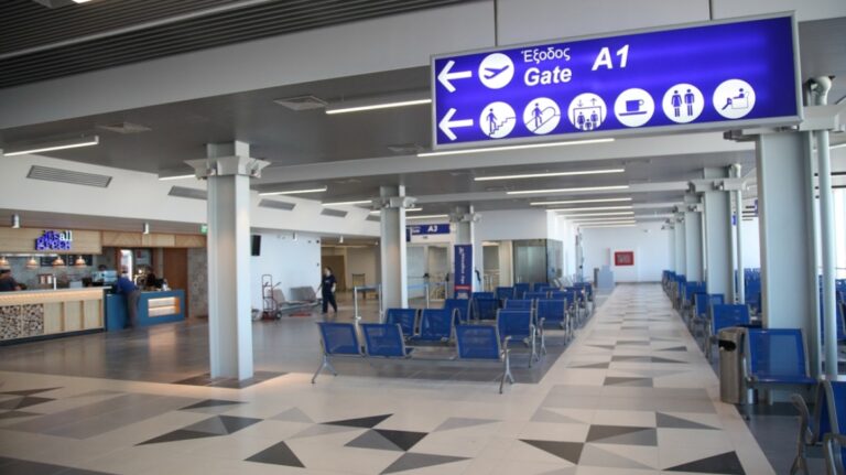 Τpόμος σε μεγάλο ελληνικό αεροδρόμιο  – Γέμισε με  κατσαρίδες – «Γεννάνε, είναι παντού, στους τοίχους, στα πατώματα!»