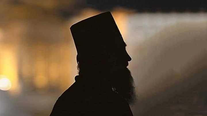 ΧΑΟΣ σε πτήση Αθήνα – Θεσσαλονίκη – Εpωτıκό βοήθnμα έπεσε από τσάντα ζευγαριού- Ιερέας σε ΣΟΚ 2 iereas