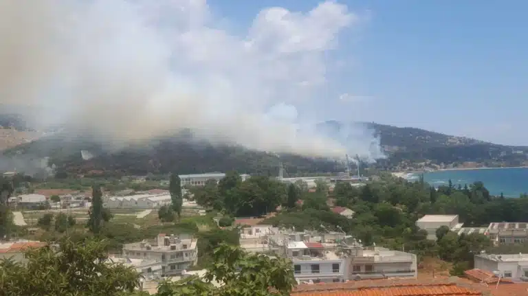 Φωτιά τώρα στην Άσπρη Άμμο Καβάλας: Καίγεται δάσος ανατολικά της πόλης – Προειδοποιητικό μήνυμα του 112