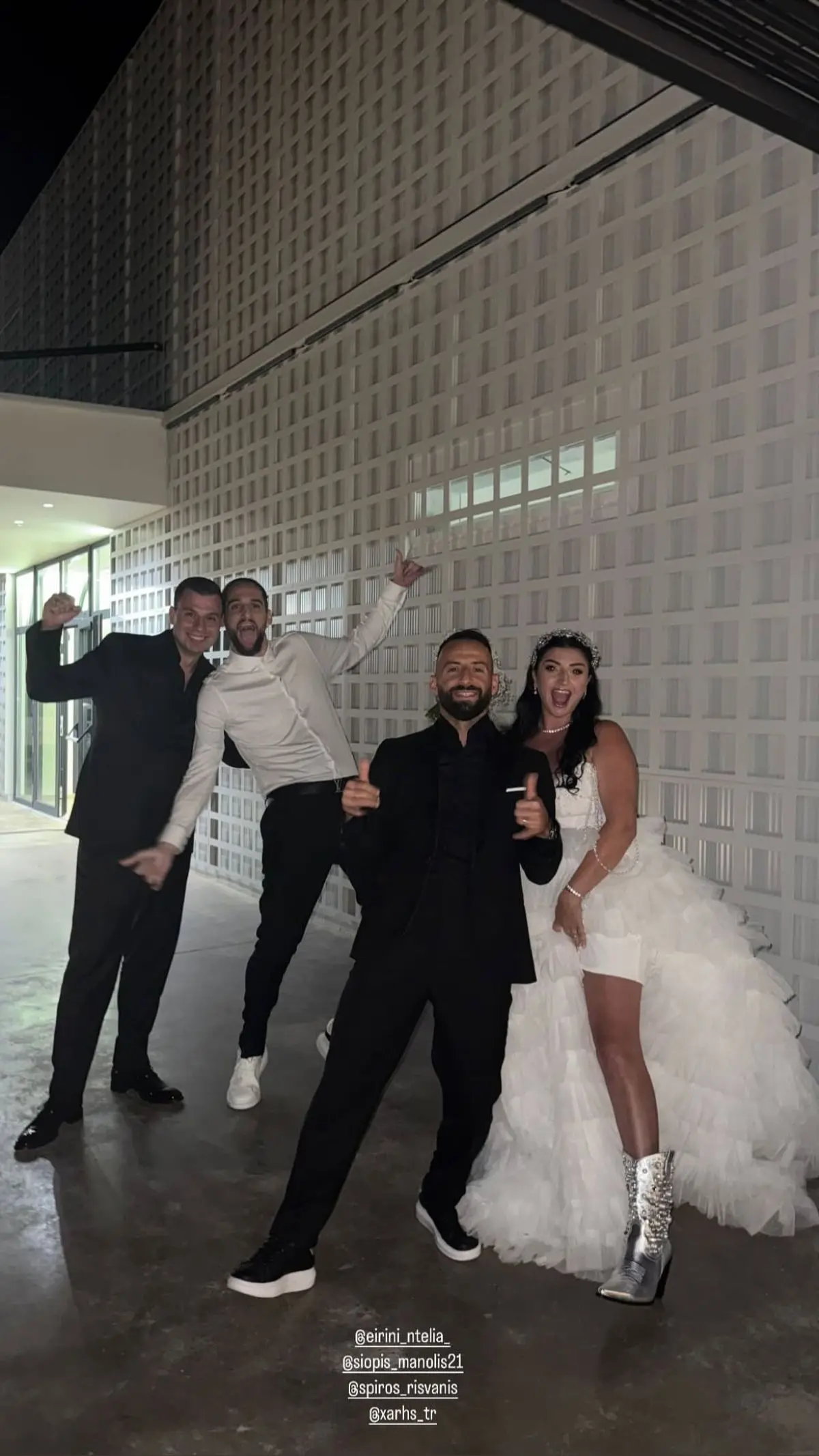 manos siopis.jpg
