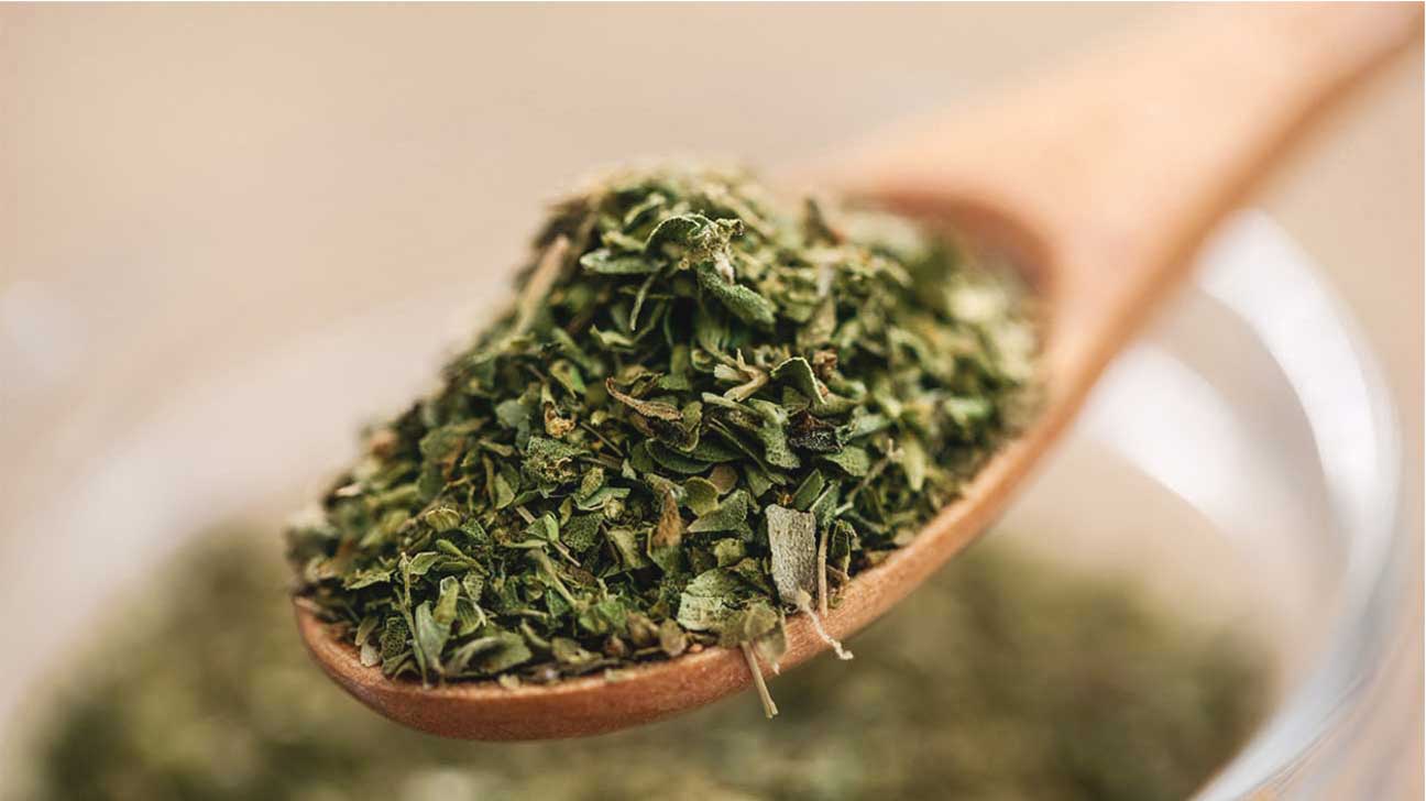oregano flakes spoon 1296x728 1