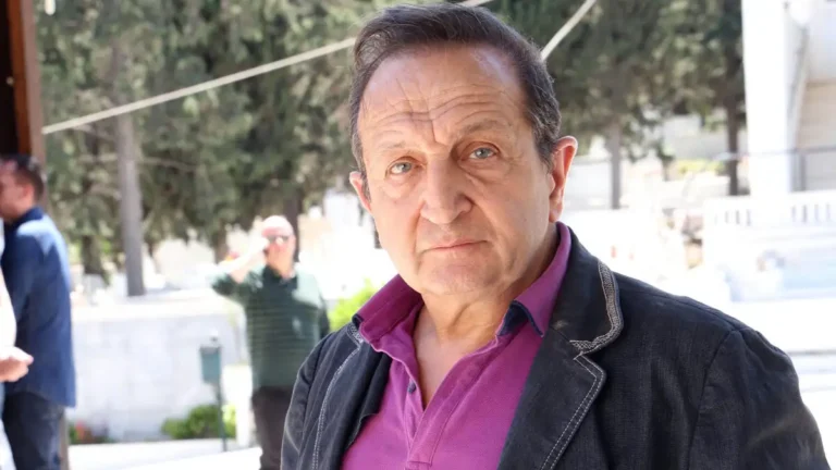 Ο Σπύρος Μπιμπίλας απαντά στον Πέτρο Φιλιππίδη που τον αποκάλεσε «ανέκδοτο»: «Είχες εμένα για να γίνονται καλύτερες οι παραστάσεις σου»