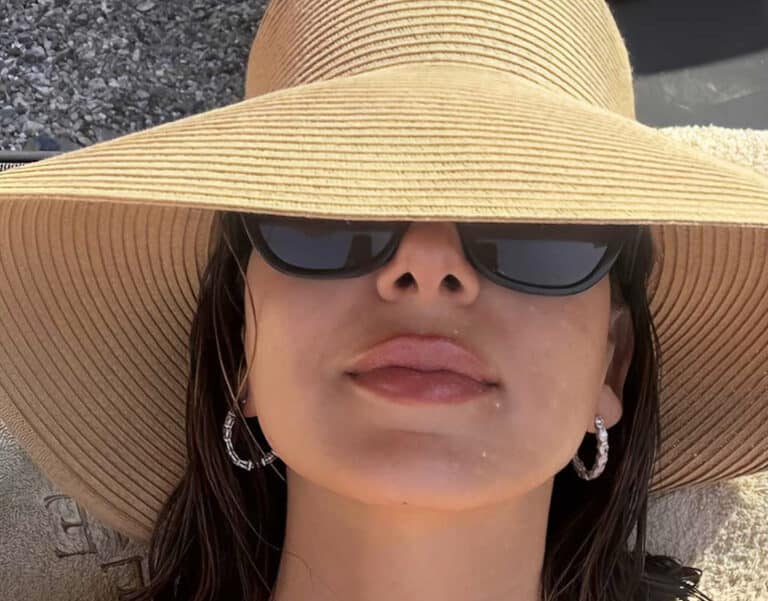 Όλη η παραλία γύρισε να κοιτάξει την διάσημη Ελληνίδα που πήγε για το πρώτο της μπάνιο